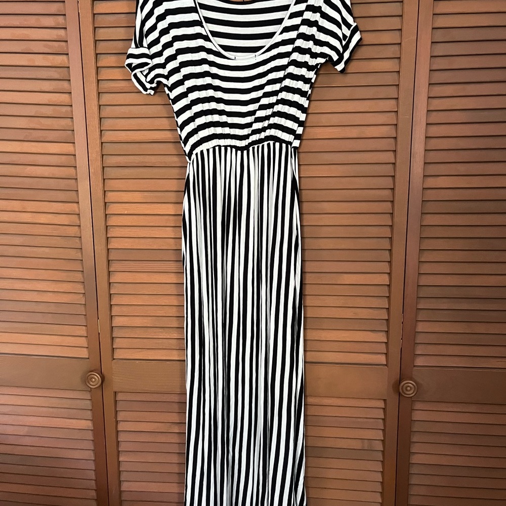 Annabelle Black and White Raglan Sleeve Maxi Sundress